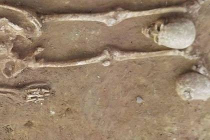 Археологи обнаружили скелеты с "инопланетными" черепами. РЕН ТВ