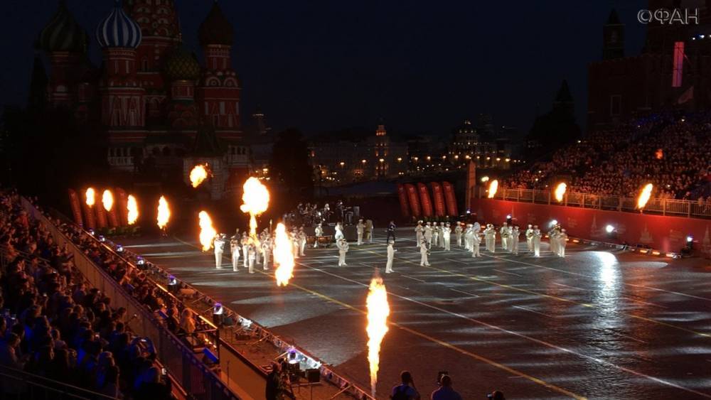 Международный фестиваль военных оркестров «Спасская башня» стартовал на Красной площади.