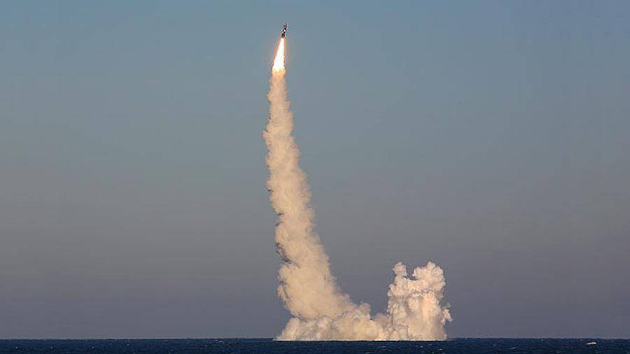 Две российские атомные подлодки выполнили пуски баллистических ракет
