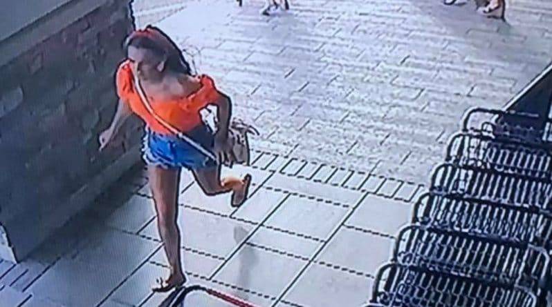 Три девушки украли из магазина детскую коляску, но забыли своего ребенка
