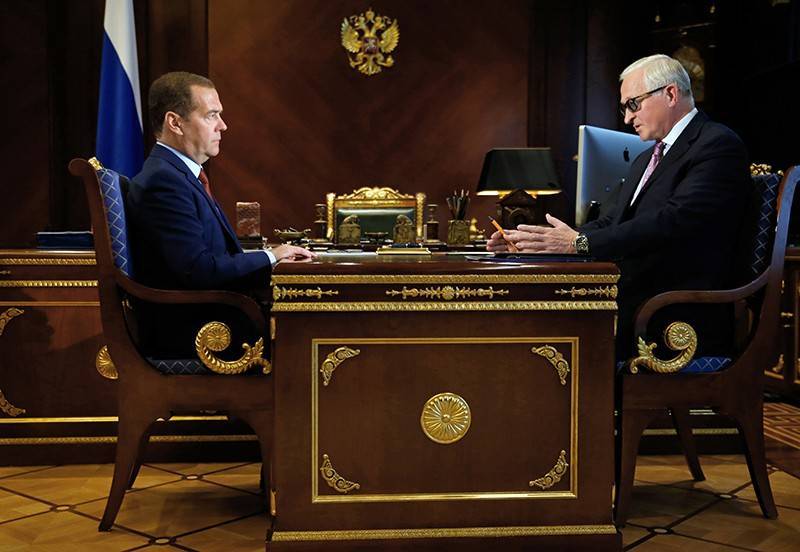 Медведев назвал условия перехода на четырехдневку