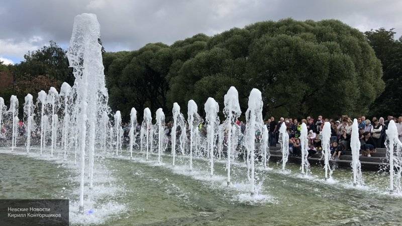 Беглов похвалил строителей, отремонтировавших за короткое время фонтан в Любашинском саду