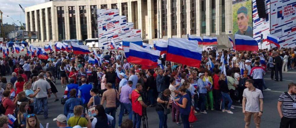 Масштабный флешмоб проходит на проспекте Сахарова в честь Дня российского флага