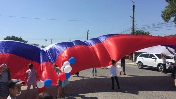 Огромный российский флаг развернули в Дагестане