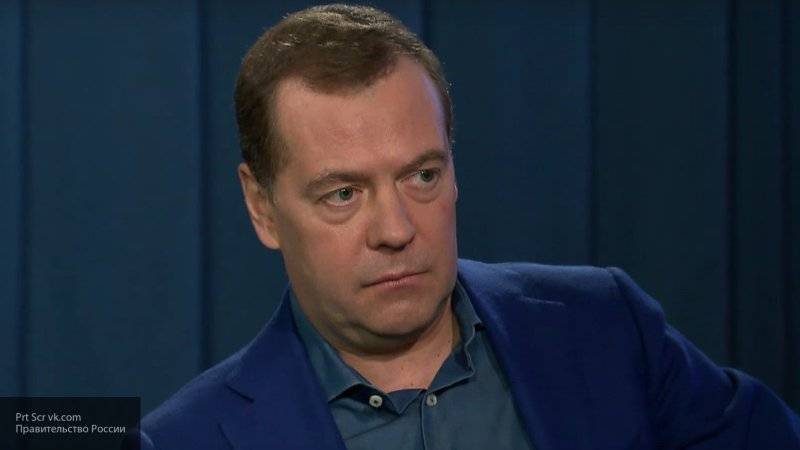 Медведев выступил за сохранение уровня зарплат при переходе на "четырехдневку"