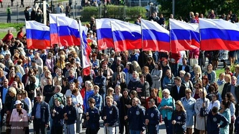 Митинг-концерт в честь 350-летия российского флага проходит в Москве