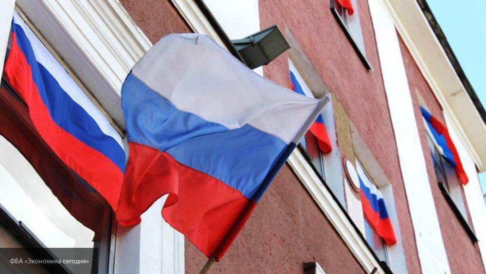 В Москве проходит флешмоб в честь Дня российского флага
