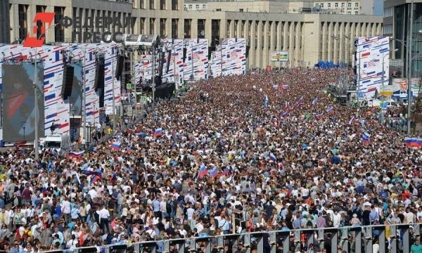 Свыше 100 тысяч человек празднуют День флага России только на одой из площадок Москвы | Москва | ФедералПресс