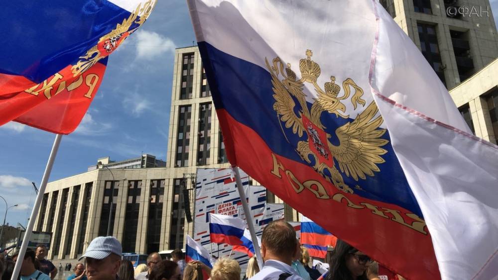 Участники флешмоба в Москве развернули гигантский флаг России