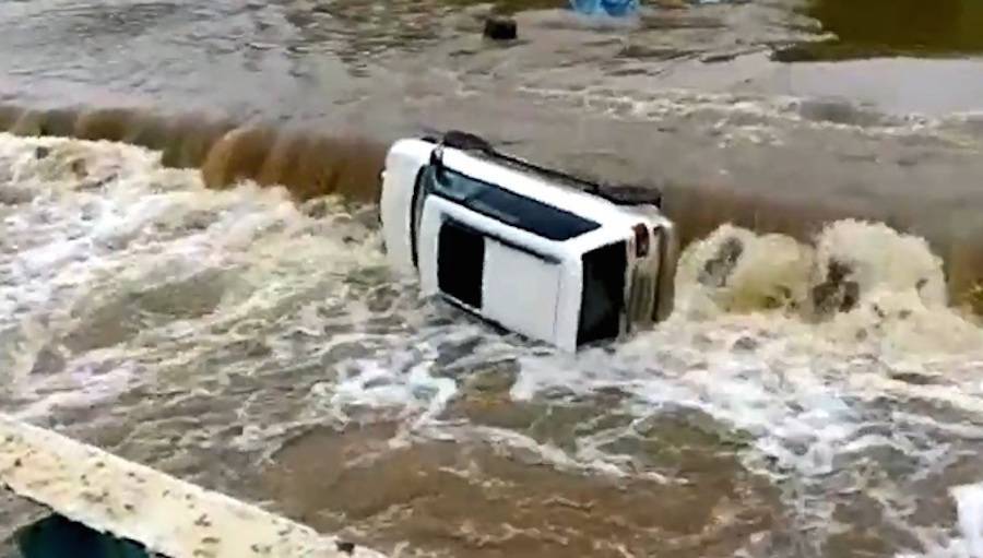 «Всё, деда спасли!»: в Приморье авто с водителем смыло бурным потоком