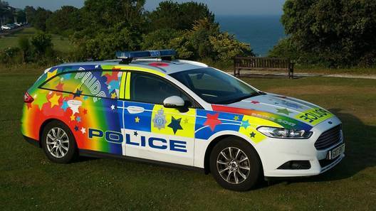 Полицейские машины на Западе все чаще окрашивают в цвета радуги. Той самой