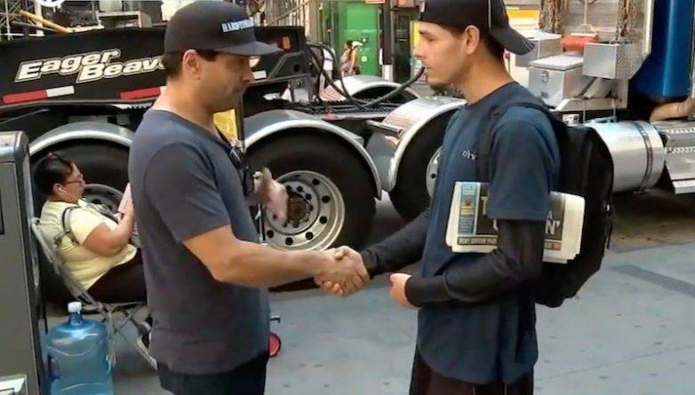 Бездомный с вирусного видео, на котором бегун отдал ему свои кроссовки, получил предложение работы и второй шанс