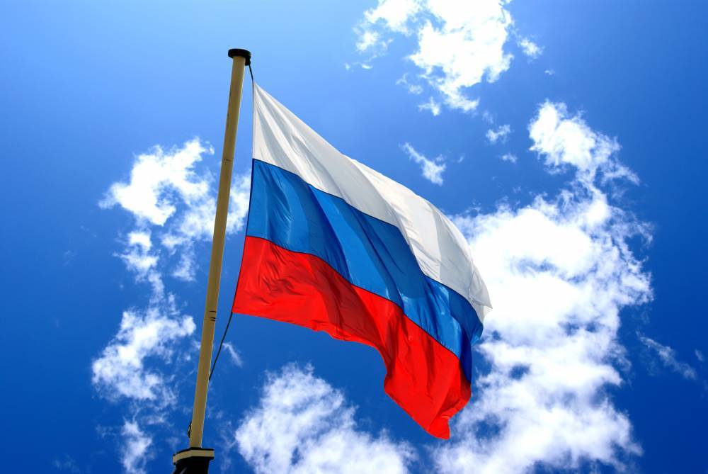 Гигантский флаг развернули в Москве в честь дня российского триколора . РЕН ТВ