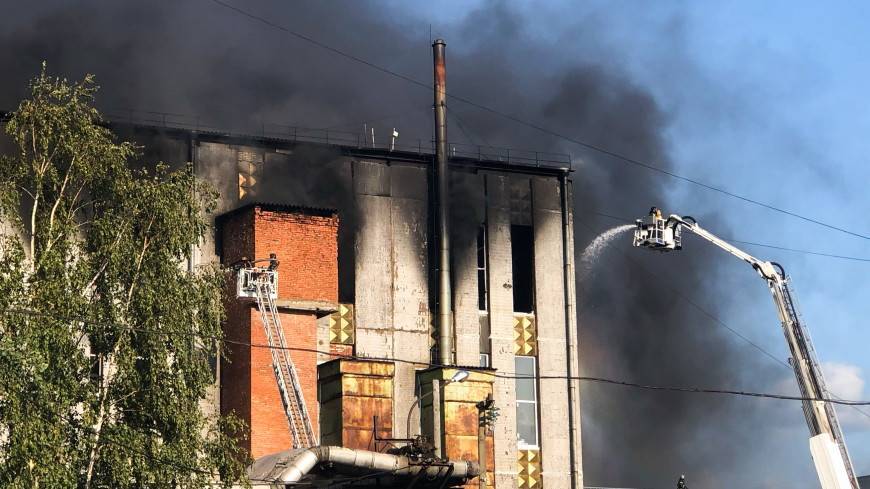 В Петербурге почти сутки тушили пожар на складе свечей