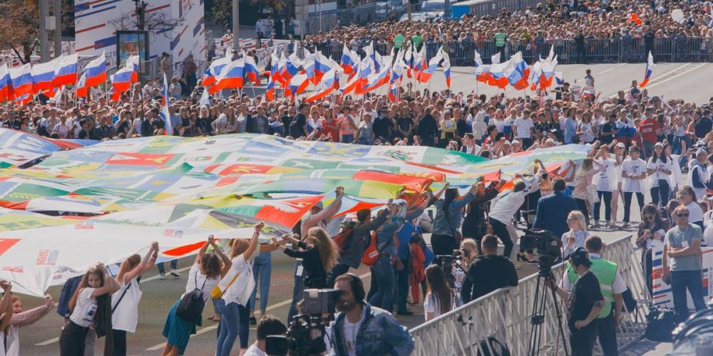 В Москве проходит широкое празднование 350-летия российского флага