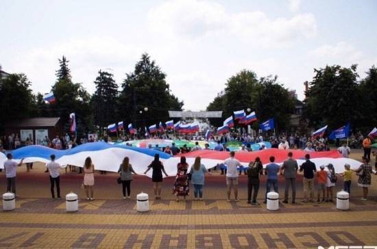 «Молодая Гвардия» развернула в центре Москвы флаг-рекордсмен
