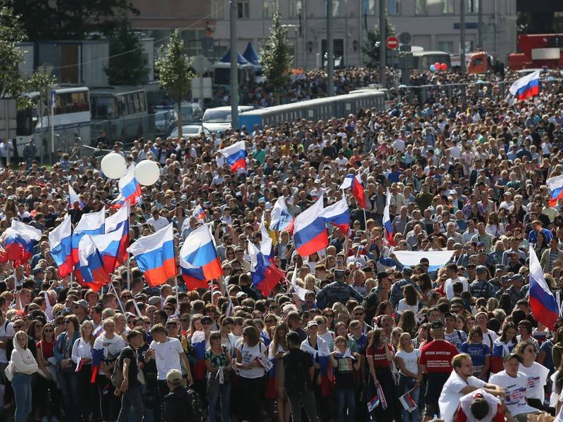 Более 100 тыс. человек пришли в Москве на митинг-концерт в честь Дня флага