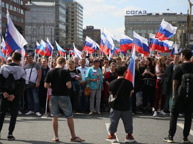 На митинге&nbsp;в честь Дня флага в Москве задержали оппозиционеров