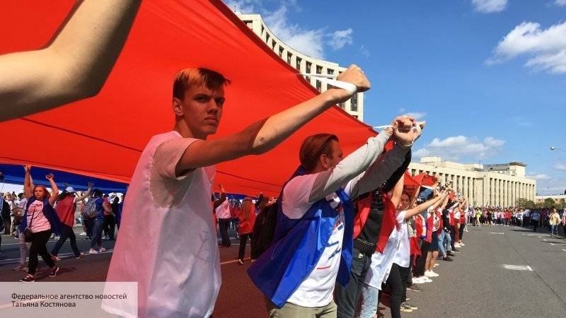 На митинге-концерте в честь 350-летия российского флага выступят известные артисты эстрады