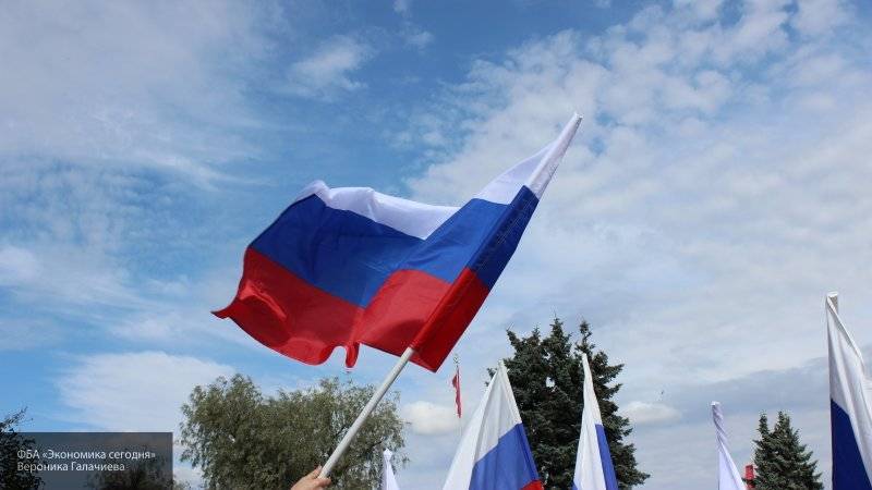 В Дагестане отметили День флага масштабным флешмобом