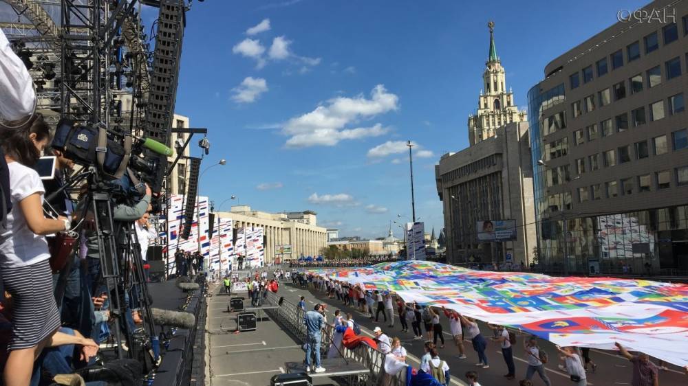 Либеральные СМИ свободно посетили митинг-концерт на Сахарова, посвященный Дню флага РФ