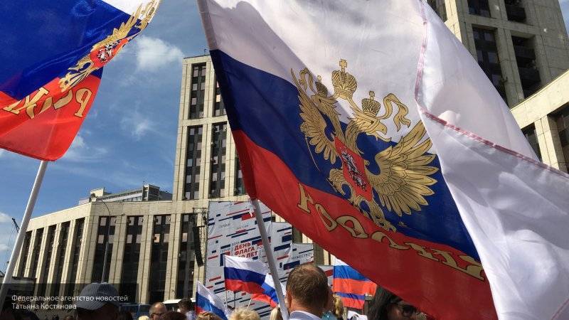 Герои России и СССР поздравили участников патриотического митинга-концерта с Днем флага