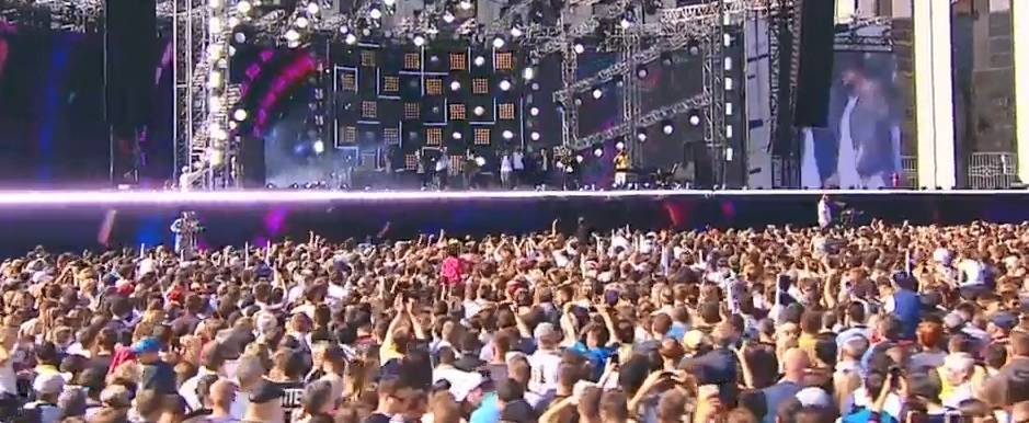 Концерт-митинг в честь Дня флага в Москве собрал около 100 тыс гостей. РЕН ТВ