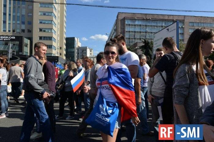В Книгу рекордов России внесли самый большой флаг РФ