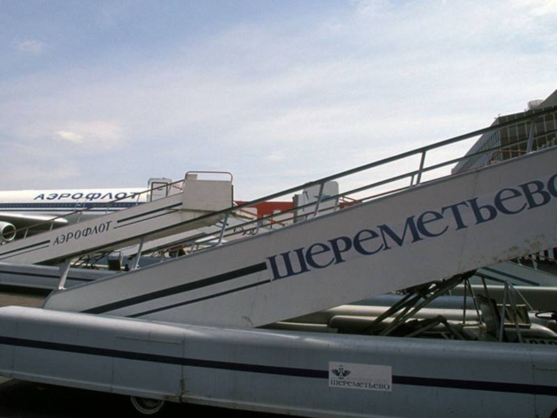 Трап врезался в самолёт в Шереметьево