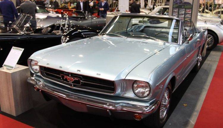 В каршеринге Москвы появился легендарный Ford Mustang 1960-х годов