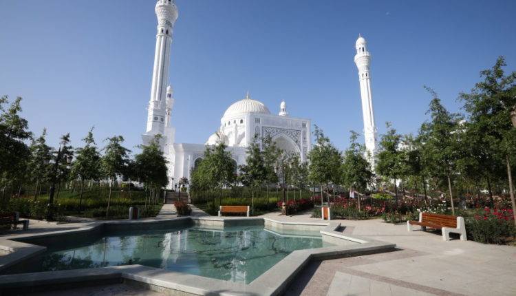 Путин поздравил жителей Чечни с открытием самой крупной мечети в Европе