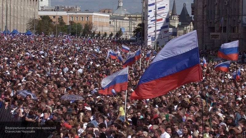 "Дождь" преуменьшил число москвичей на масштабном митинг-концерте в честь Дня флага РФ