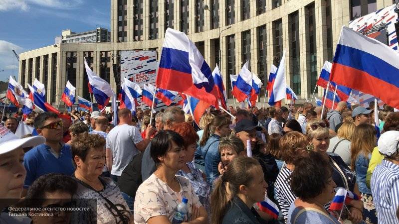Флаг России рекордных размеров развернули в Москве в честь дня российского триколора