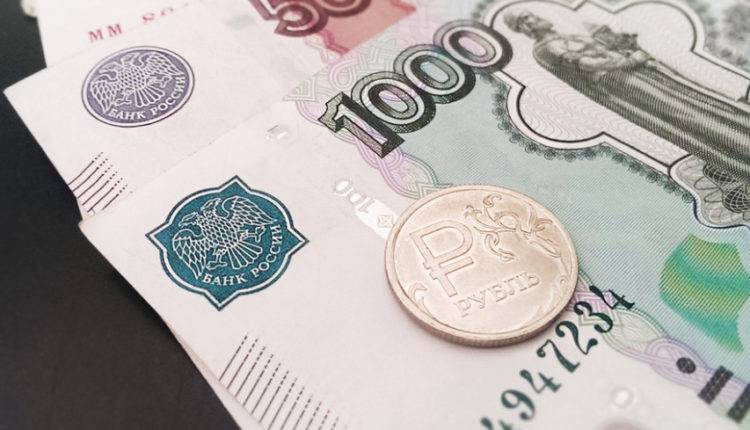 Минтруд России установил прожиточный минимум на уровне 11185 рублей