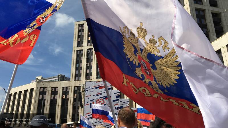 Митинг-концерт в честь российского флага в Москве собрал более 100 тысяч человек