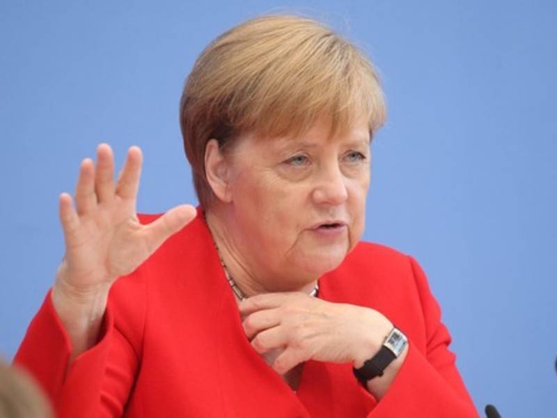 Меркель прибыла во Францию на саммит G7