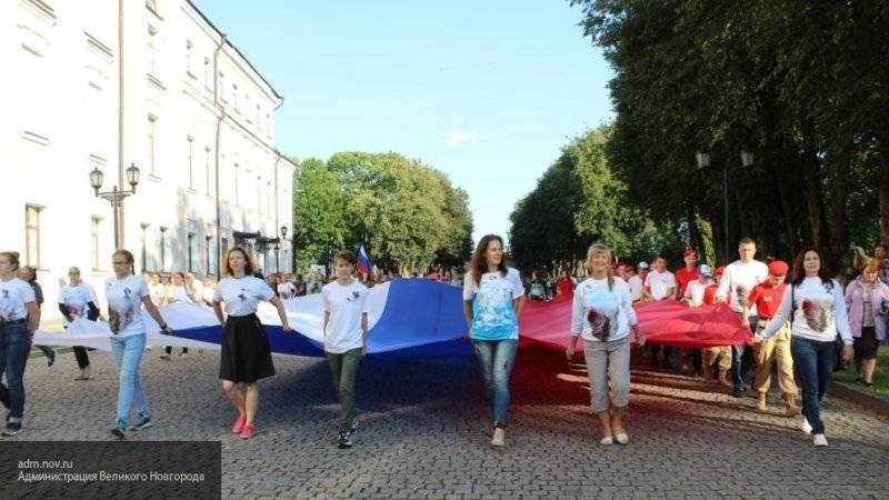 Полмиллиона жителей и гостей Москвы отметили День российского флага в столице