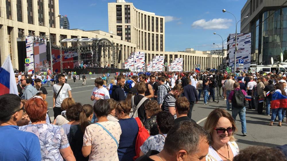 Либеральные СМИ без препятствий освещали митинг-концерт в День флага РФ на Сахарова