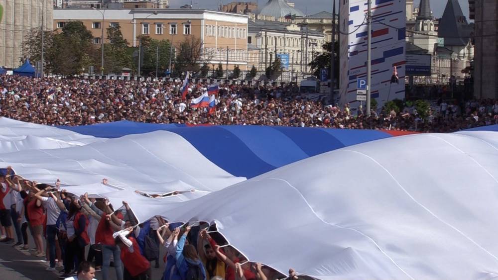 Митинг-концерт в честь Дня флага РФ завершился в Москве