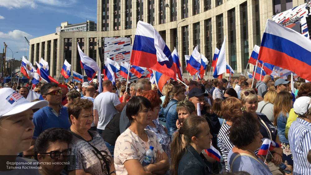 Герои СССР и России поздравили участников митинга-концерта в Москве с Днем флага