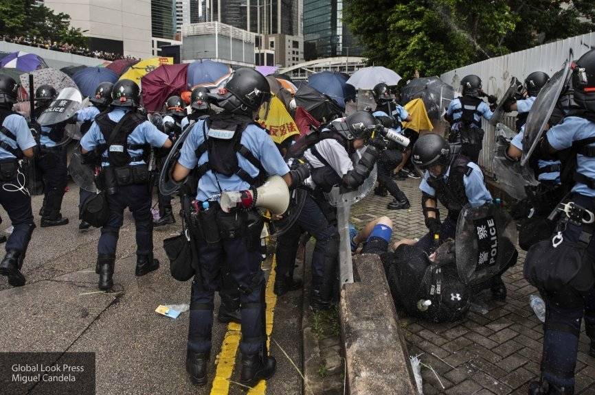 В Гонконге протестующие построили баррикады, начались столкновения с полицей