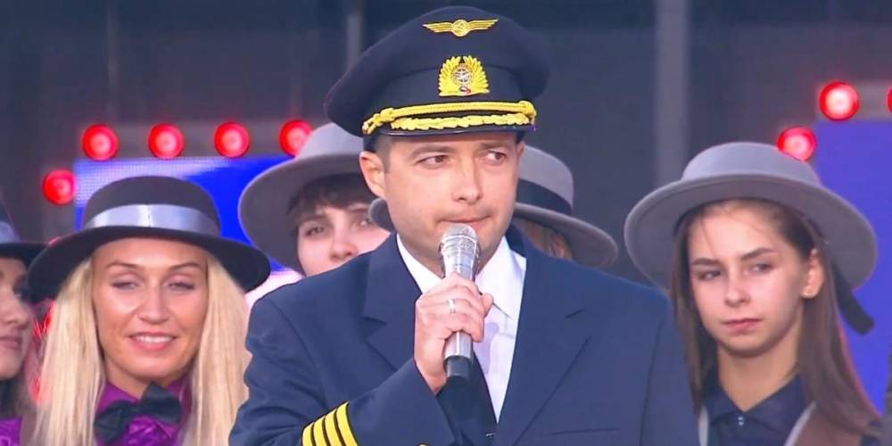 Героический пилот A321 Дамир Юсупов поздравил россиян с Днем флага