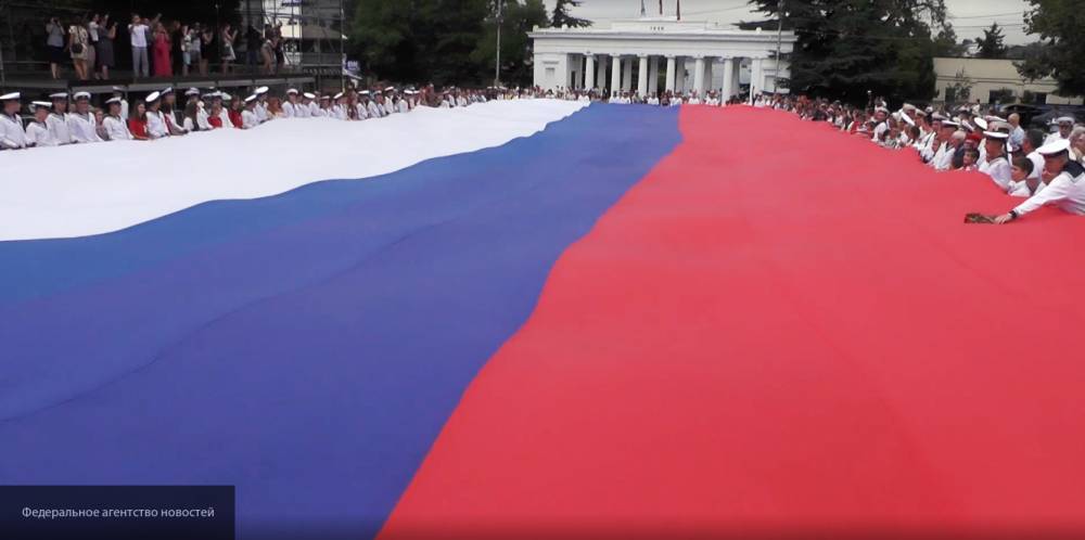 Около полумиллиона россиян отпраздновали 350-летие российского триколора