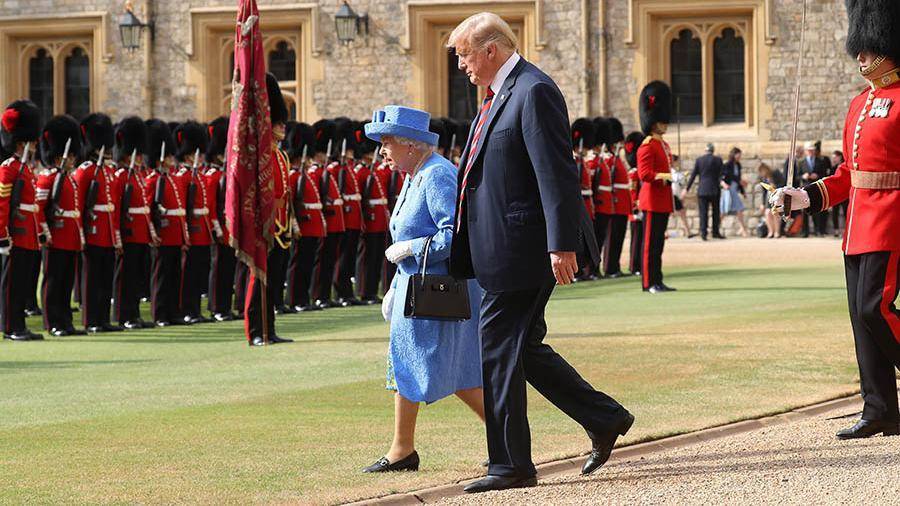 Елизавета II пожаловалась на испортившего ее газон Трампа