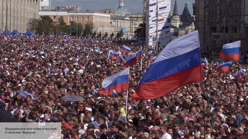 Провокация «Оли Конституции» на митинге-концерте в День флага РФ обернулась провалом