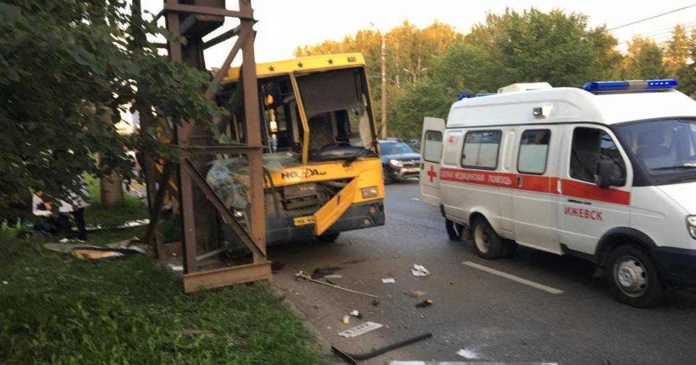 Число пострадавших в ДТП с автобусом в Ижевске увеличилось до 20.