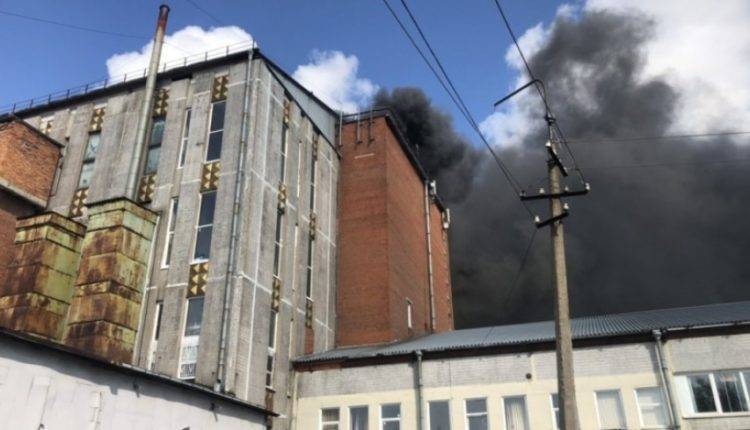 Пожар на складе свечей в Петербурге: пострадали двое, к тушению привлекли вертолет