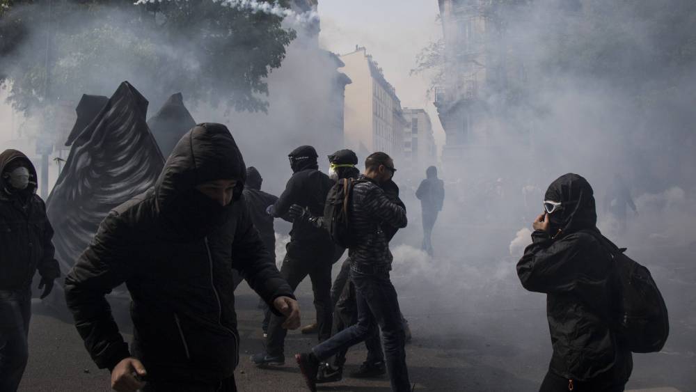 Во Франции полиция применила слезоточивый газ против противников саммита G7