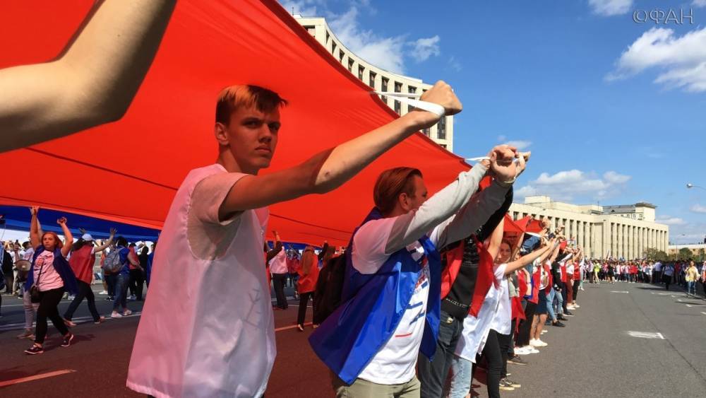 Митинг-концерт ко Дню российского флага собрал в Москве более 100 тысяч человек