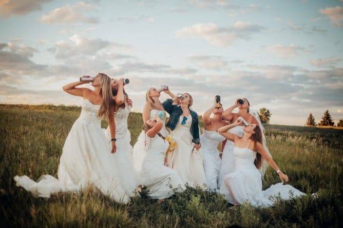 Вдова устроила с подругами фотосессию в свадебных платьях, чтобы почтить память мужа